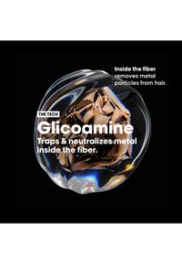 Primo piano di una struttura fibrosa lucida e astratta con testo su Glicoamina che intrappola e neutralizza i metalli all'interno delle fibre dei capelli.