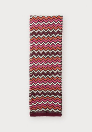 Cachecol multicolorido com um padrão em zigue-zague em tons vibrantes de rosa, vermelho, laranja e cinza, com uma borda sólida em bordô. Textura de tecido macio.