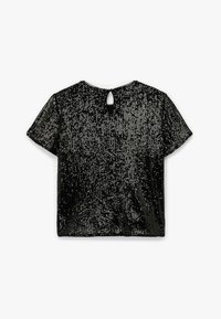 Czarny top z krótkim rękawem pokryty błyszczącymi cekinami; z otworem w kształcie łezki z tyłu. Gładka tekstura z luźnym krojem.