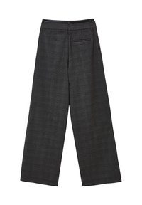 Pantaloni a gamba larga realizzati in un tessuto grigio testurizzato con un sottile motivo a quadri. Presentano un elastico in vita e una tasca sul retro con chiusura a zip.