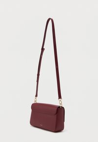 Μπορντό χιαστί τσάντα από υφή δέρματος με καπάκι, ρυθμιζόμενο λουρί και χρυσές μεταλλικές λεπτομέρειες.