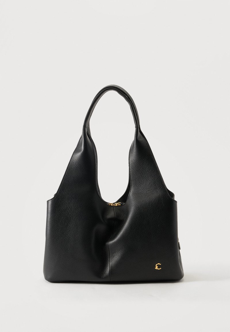 Sac à main en cuir noir texturé avec structure souple, une anse et un petit logo doré en bas à droite.