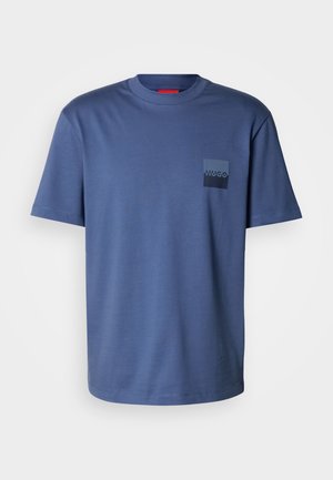 Modrá triko s krátkým rukávem vyrobené z měkké bavlny, s čtvercovou kapsou a tmavě modrým logem. Klasický design s kulatým výstřihem.