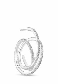 Orecchini a cerchio in argento con tre spirali intrecciate, caratterizzati da accenti in zirconia cubica lungo i bordi, creando un effetto lucido e testurizzato.