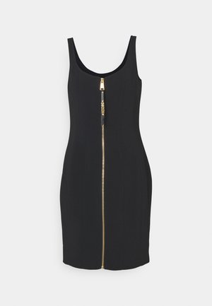 Μαύρο εφαρμοστό φόρεμα με στρογγυλή λαιμόκοψη, διαθέτει χρυσό φερμουάρ μπροστά και ραφές για μια δομημένη σιλουέτα.