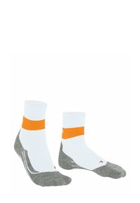 Weiße Sportsocken mit orangefarbenen und grauen Akzenten, mit einer kurzen Länge und gepolstertem Design, nebeneinander auf einem weißen Hintergrund platziert.