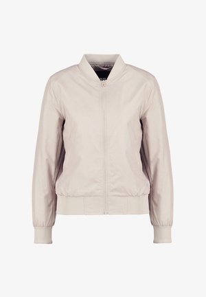 Chaqueta bomber de color beige claro, fabricada con un material suave, que cuenta con un zíper frontal, puños acanalados y acentos en los paneles laterales para mayor textura.