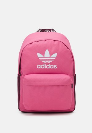 Mochila Adidas rosa con bolsillo delantero con cremallera y logo trefoil blanco, paneles laterales de color burdeos oscuro y asa con marca.