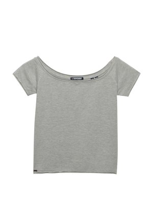 Top para mujer de color gris claro, manga corta, con escote amplio que deja los hombros al descubierto y etiqueta de la marca Superdry en el interior del cuello.