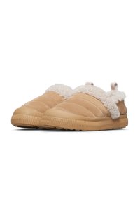 Scarpe slip-on beige con tomaia in suede trapuntato, suole in gomma spesse e rivestimento in morbido shearling bianco attorno al colletto.