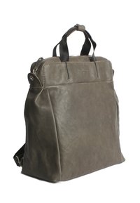 Grauer Leder-Rucksack mit strukturierter Form, doppelten Obergriffen, silberfarbenen Beschlägen und einer strukturierten Oberfläche. Verfügt über einen Reißverschluss und Seitentaschen.