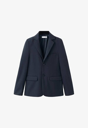 Męska ciemnogranatowa marynarka z klapami z wycięciem, dwoma przednimi guzikami, dwoma kieszeniami z patkami oraz kieszenią na piersi, przedstawiona na płasko na białym tle.