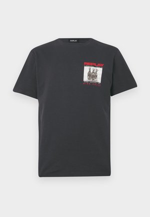 Zwarte katoenen T-shirt met korte mouwen, voorzien van een vierkante grafische print in grijs en rood op de linkerborst, met het label "REPLAY WIDE AWAKE."