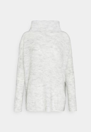 Pull en maille gris clair avec col montant, manches longues et coupe décontractée. Matière texturée avec des variations subtiles de couleur.