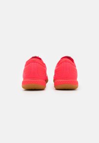Under Armour MAGNETICO SELECT 4 INDOOR - Saalijalgpalli saapad - racer red/clay green
