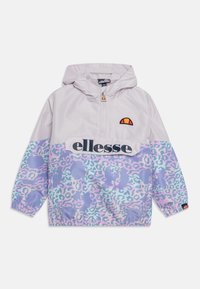 Lekki sweter z kapturem w kolorze lawendowym. Posiada niebiesko-fioletowy wzór w panterkę na dole oraz logo "ellesse" z przodu.