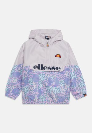 Giacca leggera a pullover color lavanda con cappuccio. Presenta una stampa leopardata blu e viola nella parte inferiore e un logo "ellesse" sul fronte.