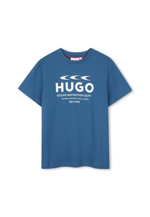 T-shirt bleu à manches courtes avec texte blanc "HUGO Ocean Navigation Dept. Global Waters/Local Minds Est. 1993" et trois symboles en forme de vague au-dessus.