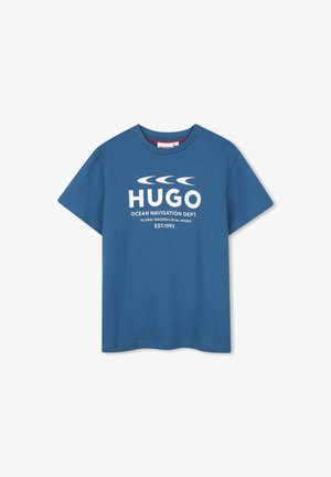 T-shirt bleu à manches courtes avec texte blanc "HUGO Ocean Navigation Dept. Global Waters/Local Minds Est. 1993" et trois symboles en forme de vague au-dessus.