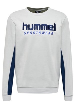 Lichtgrijze sweatshirt met marineblauwe zijpannelen. Bevat de teksten "hummel" en "SPORTSWEAR" in donkerblauwe letters. Ronde hals en ribgebreide manchetten.