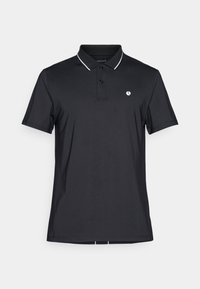 Svart polo-skjorte med korte ermer, en placket med to knapper, hvite kanter på kragen, og en liten logo på venstre bryst. Jevn stofftekstur.