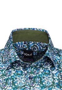 Kariertes Hemd mit einem floralen Muster in Blau und Grün, ausgestattet mit einem grünen Kragenfutter und einem schwarzen Etikett mit dem Markennamen "Kauf."