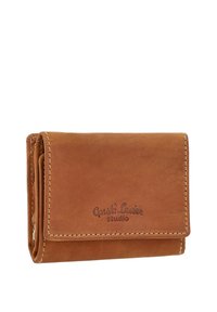 Braune Leder-Dreifach-Geldbörse mit sichtbarer Naht und "Gusti Leder studio" auf der vorderen Klappe geprägt.