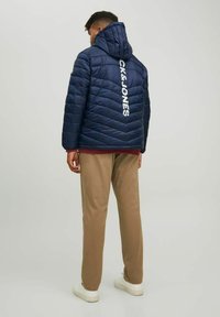 Jack & Jones JJEHERO PUFFER HOOD - Vinterjakker - navy blazer