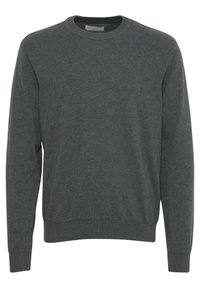 Suéter de cuello redondo en gris oscuro con mangas largas, fabricado en un material de punto suave. Presenta un cuello, puños y dobladillo acanalados. Sin patrones visibles.