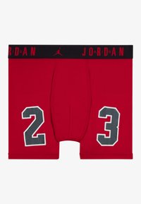 Røde mesh boksershorts med svart linning som har "JORDAN"-tekst. Tallene 23 og 23 i grått på hver side, omrisset i hvitt.