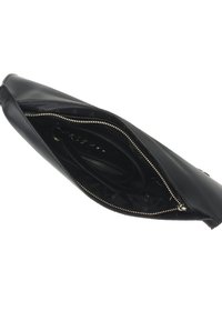 Czarna skórzana kopertówka z zamkiem błyskawicznym, o gładkiej powierzchni, z materiałową podszewką oraz wewnętrznymi przegródkami do organizacji.