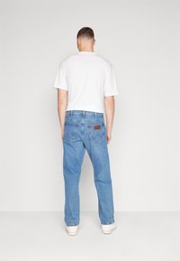 Wrangler REDDING - Loose fit teksad - guardian