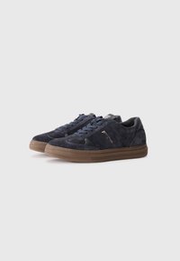 Sneaker in suede blu navy con dettagli in pelle scura, design con lacci e suola in gomma marrone testurizzata, caratterizzati da un discreto logo del marchio.