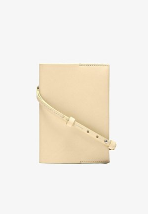 Pochette in pelle beige con chiusura a patta, tracolla regolabile e dettagli di cucitura minimalista. Texture liscia e forma rettangolare.