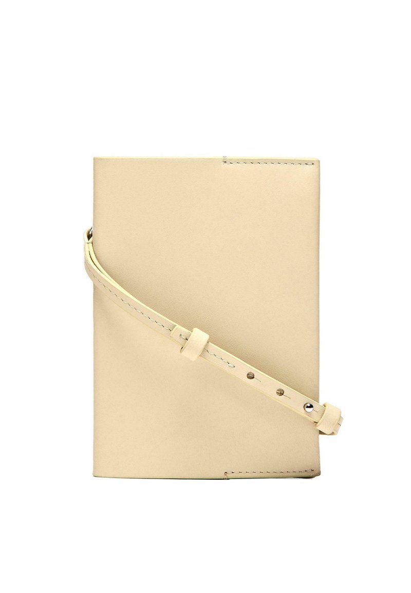 Pochette in pelle beige con chiusura a patta, tracolla regolabile e dettagli di cucitura minimalista. Texture liscia e forma rettangolare.