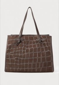 Bruine leren tas met krokodillenprint, voorzien van twee stevige handvatten en witte stiksels langs de randen.