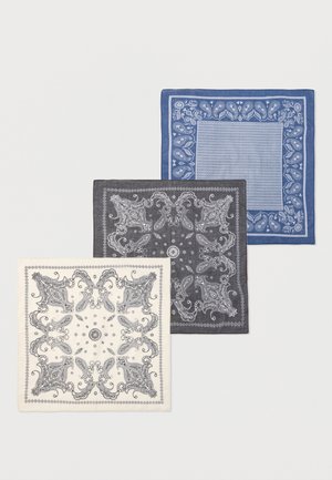 Tres pañuelos cuadrados en azul, gris oscuro y blanco, cada uno con detallados patrones de cachemira y florales.