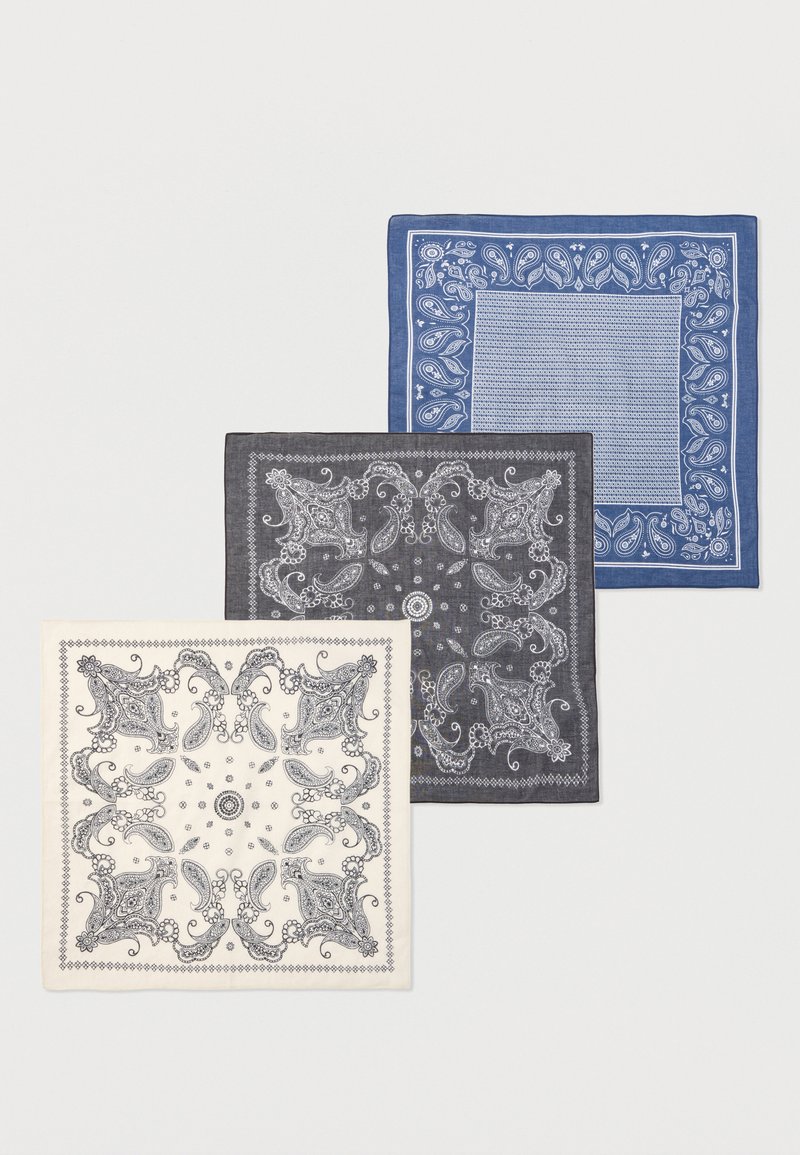 Τρία τετράγωνα μαντίλια σε μπλε, σκούρο γκρι και λευκό χρώμα, το καθένα με λεπτομερή σχέδια paisley και λουλουδιών.