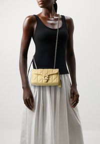 COACH QUILTED COVERED TABBY WITH CHAIN - Torbica - hay