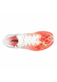 Zapatilla atlética roja y blanca con parte superior de malla que presenta un patrón de diamantes. Incluye cordones blancos y un logo de acento amarillo.