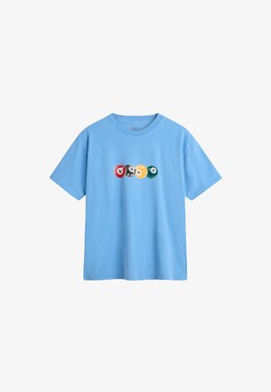 T-shirt bleu clair à manches courtes avec un col rond et quatre boules de billard colorées formant le mot "VANS" au centre.