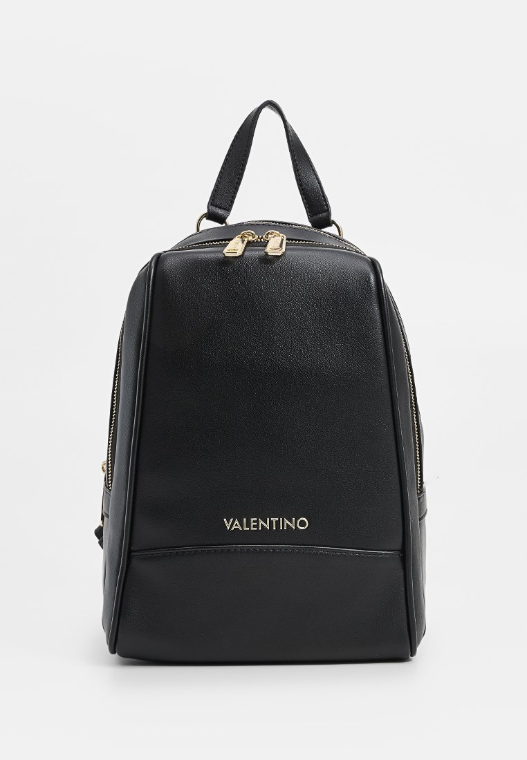 Schwarzer Leder-Rucksack mit strukturiertem Design, goldenen Hardware-Akzenten, doppelten Reißverschlüssen und einem Logo-Detail auf der Vorderseite. Verfügt über einen Tragegriff oben.