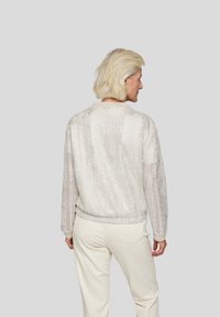 Strickpullover in hellem metallisch Silber, mit einem lockeren Schnitt, gerippten Bündchen und einem strukturierten Design. Die Rückansicht zeigt eine lockere Webart und Saum.