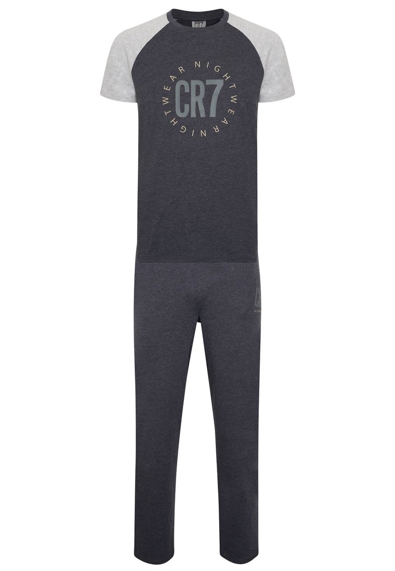 Conjunto de pijama de dos piezas en gris y azul marino que incluye una camiseta de manga corta con cuello redondo y un estampado gráfico, combinada con pantalones largos a juego.