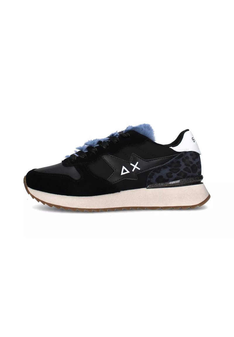 Sneaker neri con tomaia in suede, colletto in pelliccia sintetica blu, dettagli in stampa leopardata e un tab sul tallone bianco su una suola leggera.
