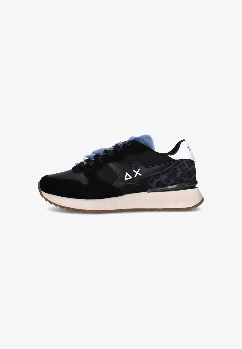 Czarne sneakersy z zamszową cholewką, niebieskim futrzanym kołnierzem, akcentami w panterkę oraz białą piętą na lekkiej podeszwie.