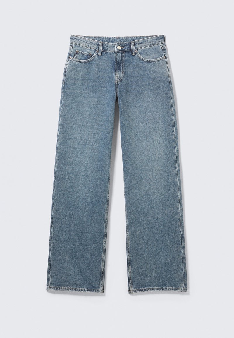 Jeans denim a gamba dritta color azzurro chiaro con tasche frontali, passanti per cintura, chiusura con bottone e cerniera, distesi su uno sfondo chiaro.