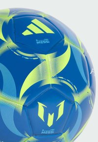 Plavi nogometni lopta s zelenim akcentima i dinamičnim uzorcima, s "Messi" oznakom i heksagonalnim panelima. Tekstura površine omogućava bolji grip.