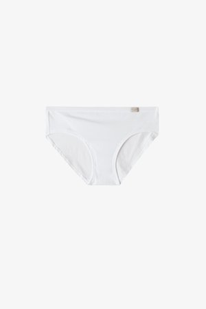 Brief en coton blanc avec une texture lisse, design mi-hauteur et taille élastique. Présente une petite étiquette de marque sur le côté.