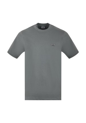 T-shirt grigia a maniche corte con scollo rotondo, con piccolo patch logo C.P. Company sul petto sinistro su sfondo bianco.